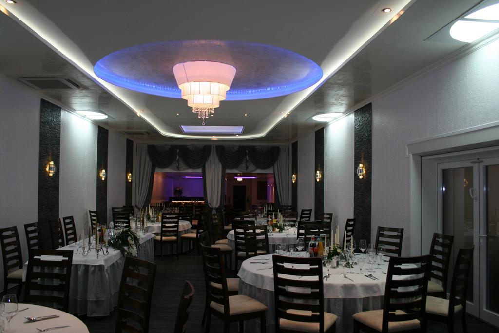 Hotel Krone ฟรีเซนไฮม์ ภายนอก รูปภาพ