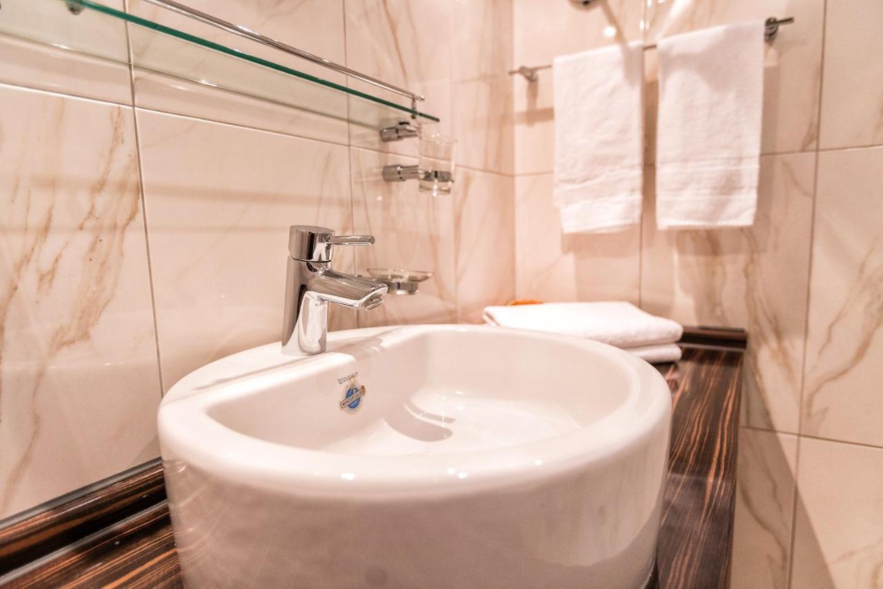 Hotel Krone ฟรีเซนไฮม์ ภายนอก รูปภาพ