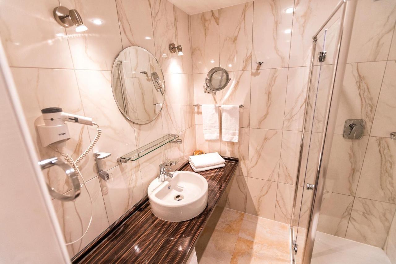 Hotel Krone ฟรีเซนไฮม์ ภายนอก รูปภาพ
